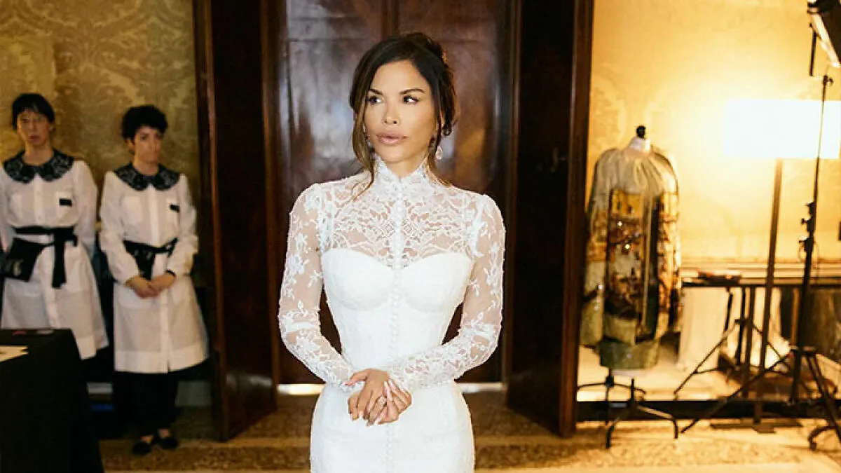 "She Has A Set Of Elves": Uncomfortable Staffers Photobomb Lauren Sánchez’s Bridal Pics And Go Viral