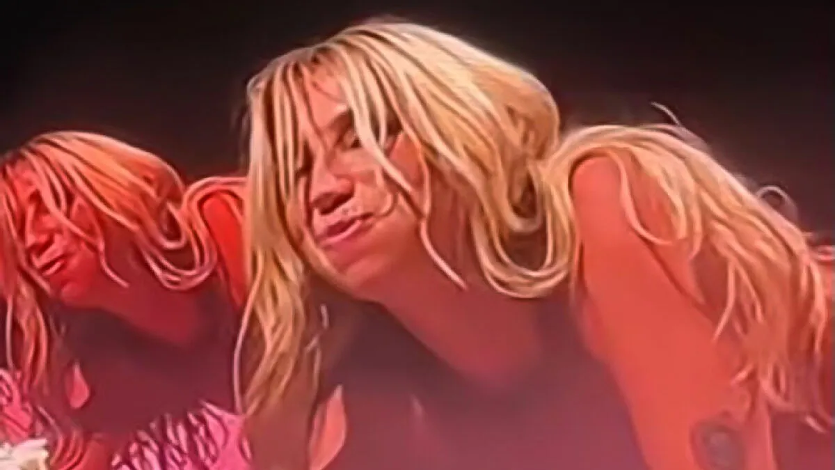 "Just Cheap": Kesha Dragged For Explicit Banana Stunt On Stage With Backup Dancer
