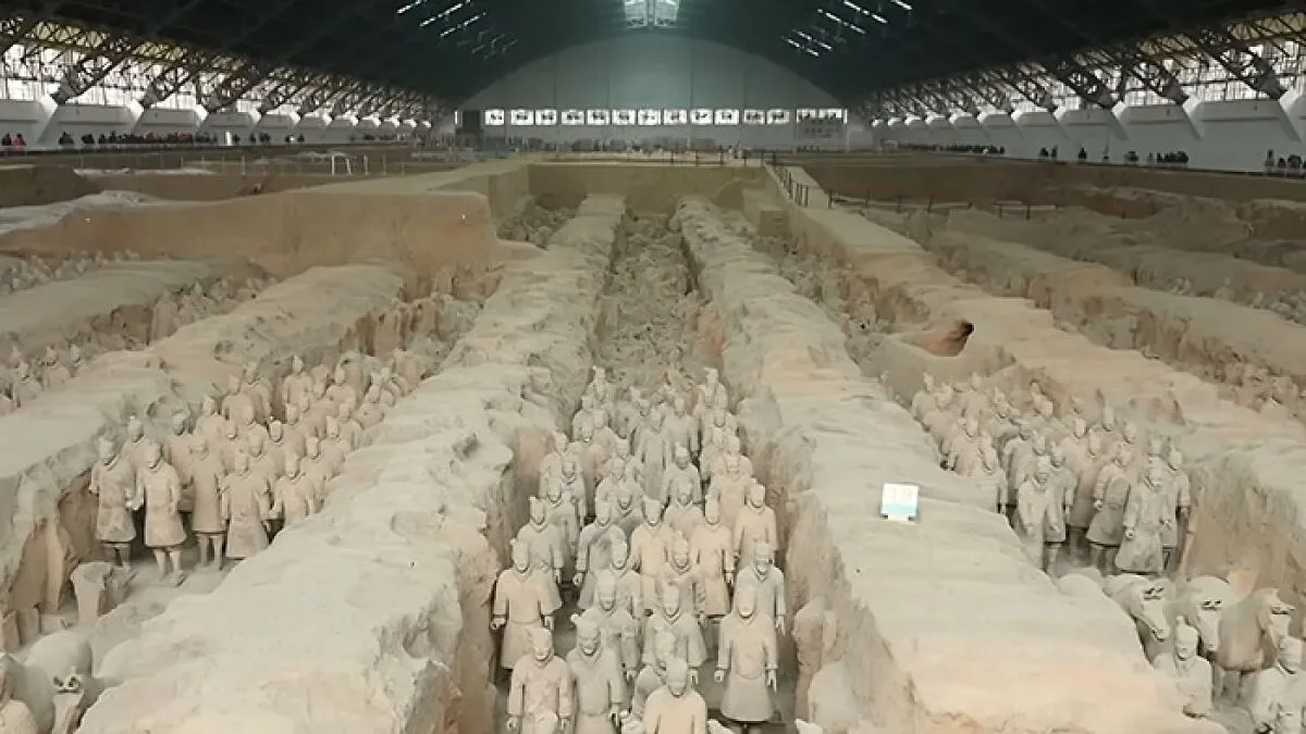 Tourist Jumps Guardrail, Shatters Terracotta Warriors in Ancient Chinese Tomb Exhibit