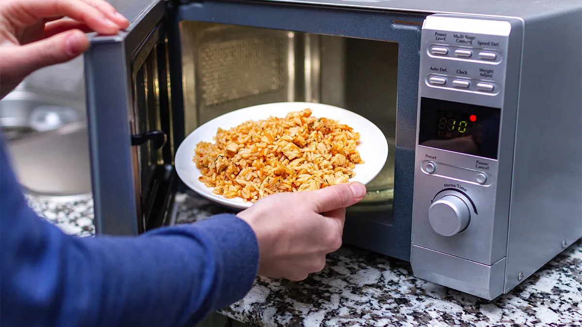 Woman Upset Coworker Brings And Heats Up Lunch That Makes It Feel “Like Someone’s Cooking”