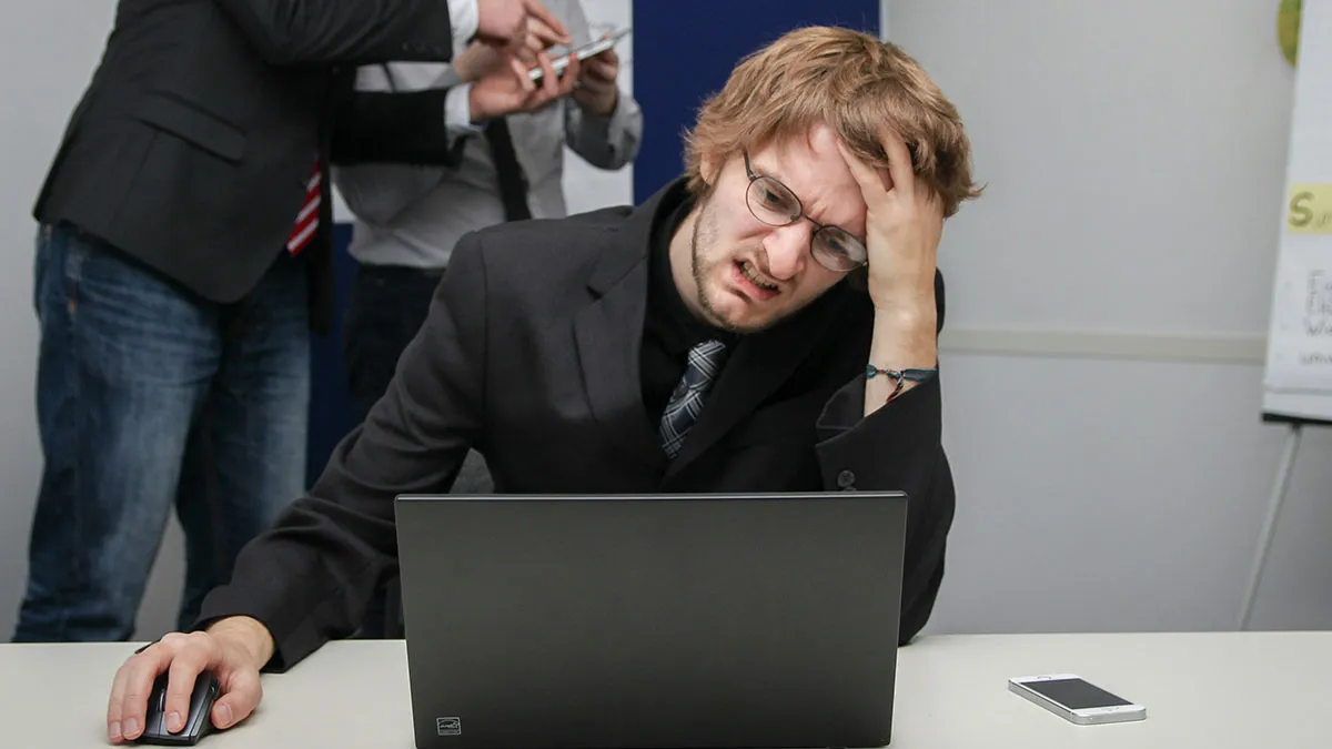 Graphic Designer Gets Scolded For Sending Reminders, Client Regrets It Soon After He Stops It