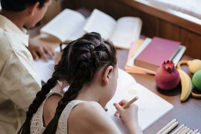 Teachers Online Share 30 Epic And Horrifying Results Of Letting Kids "Draw Anything" In Art Class