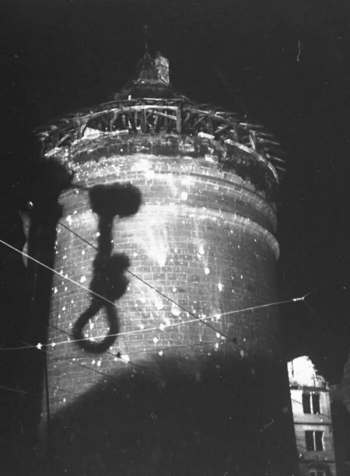 La sombra de una soga contra una torre de ladrillos durante los juicios por crímenes de guerra. Núremberg, Alemania.