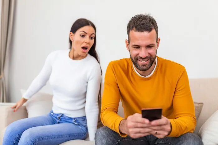 Netizen Wonders: "What Screams 'I Have Low Self Esteem'?" And Receives 28 Answers