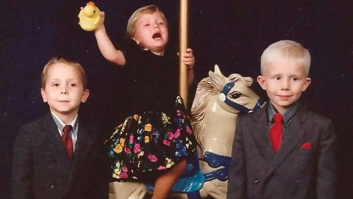 40 Family Pictures That Were Clearly A Mistake, Yet Everyone Looks Weirdly Happy About It
