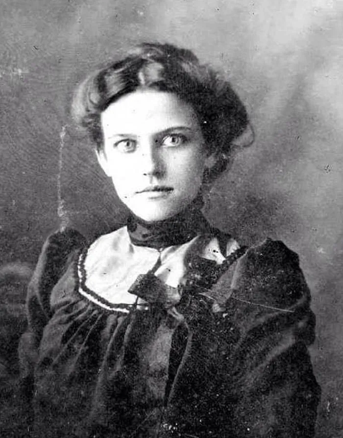 A Victorian Era Woman Getting Photographed For The First Time. Can Only Imagine How Striking Her Eyes Were