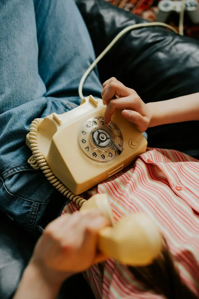 "A Life That’s Not Recorded": 40 Things People Miss About Life Before Smartphones Took Over