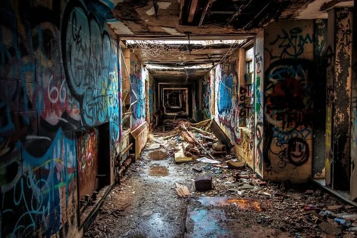33 Terrifying Moments That Made Urban Explorers Drop Their Flashlights And Bolt