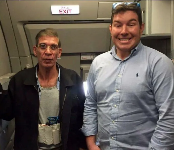 Dos hombres en un avión, uno con chaleco de seguridad visible, concepto relacionado con mujeres que viven más que hombres.