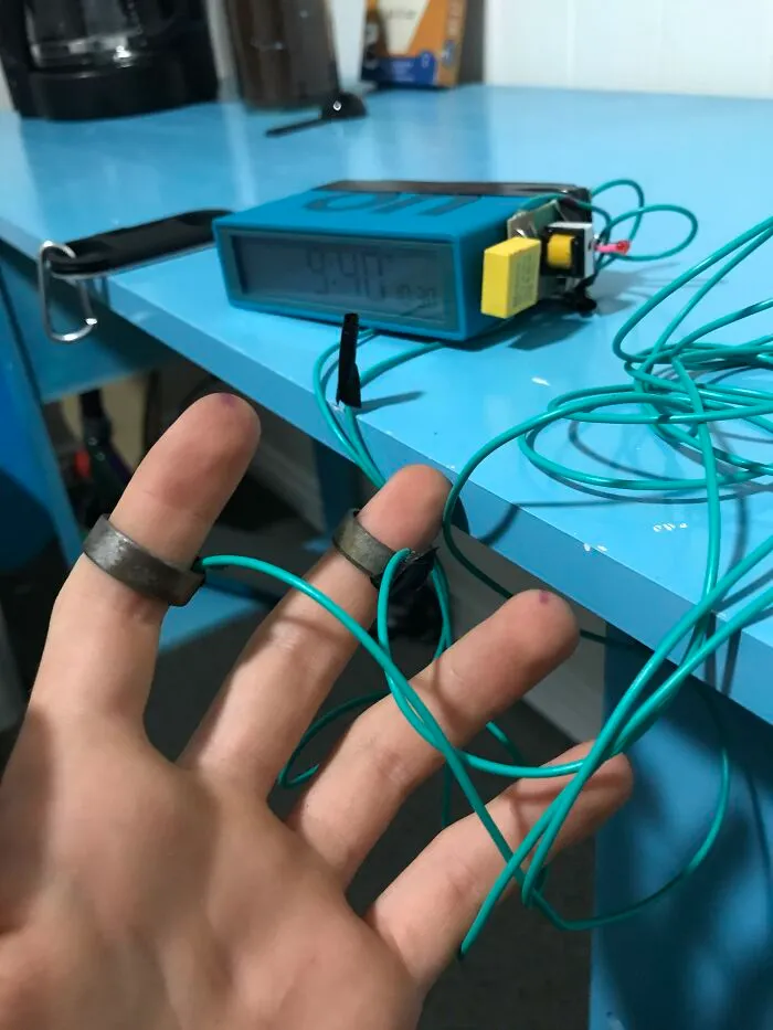 Hice un despertador con pistola Taser porque no puedo levantarme por las mañanas