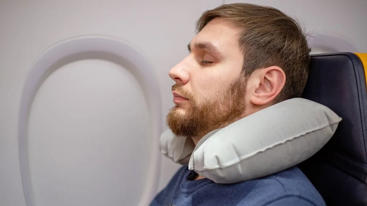 Guy’s Red-Eye Relaxation Shattered After Passenger Behind Him Literally Slaps Him Awake
