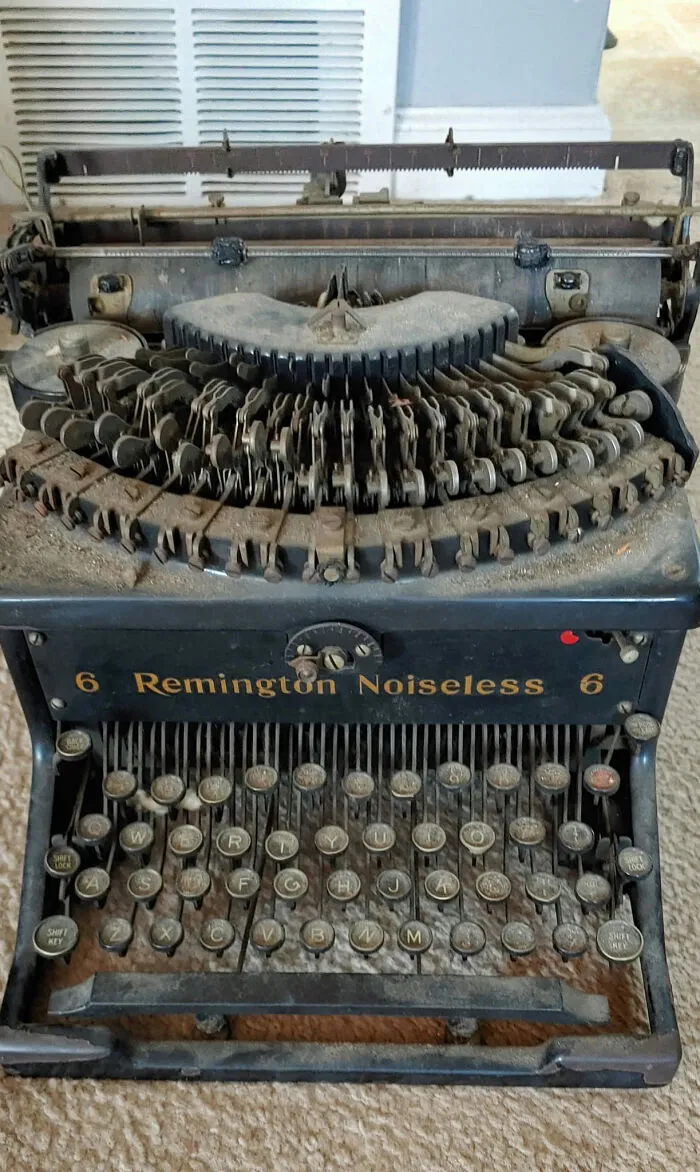 Anyone Good With Antiques, Typewriters Specifically, On Here?