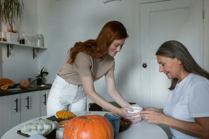 35 Small Gestures Of Kindness And Humility That Made People Instantly More Attractive