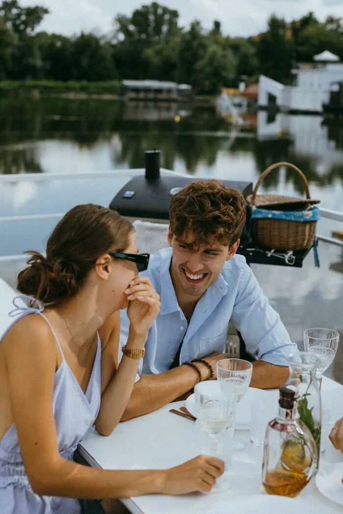 35 Red Flags Men Instantly Notice That Most Women Don’t Realize They’re Showing