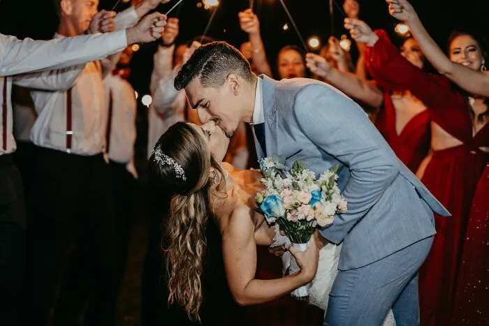 35 Small Gestures Of Kindness And Humility That Made People Instantly More Attractive