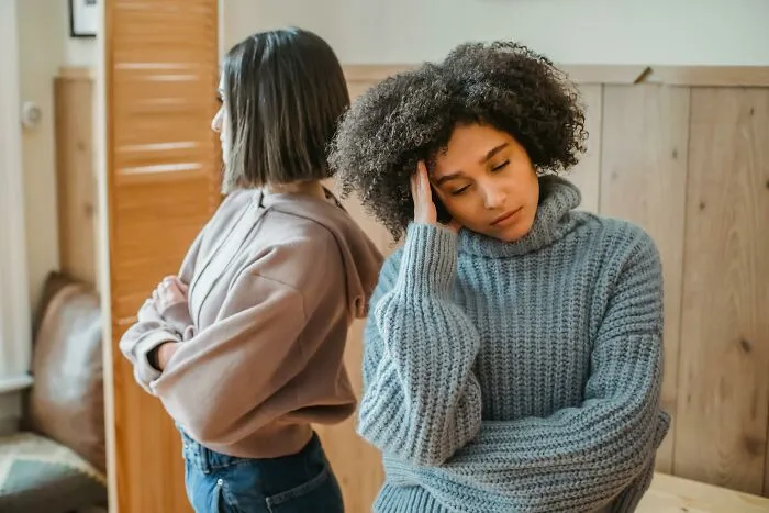 Netizen Wonders: "What Screams 'I Have Low Self Esteem'?" And Receives 28 Answers