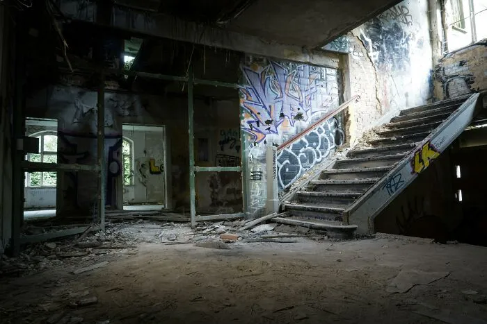 33 Terrifying Moments That Made Urban Explorers Drop Their Flashlights And Bolt