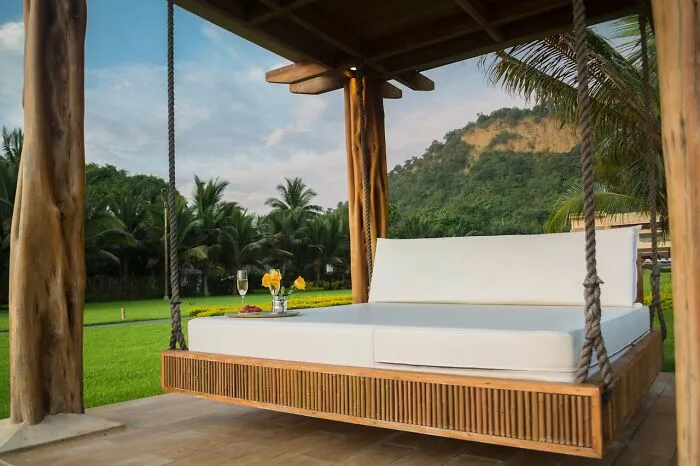 "Overheard Many Things I Probably Shouldn’t Have": Former Resort Employee Shares 50 Stories