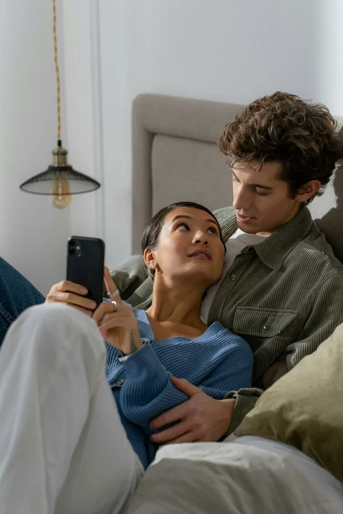 35 Red Flags Men Instantly Notice That Most Women Don’t Realize They’re Showing