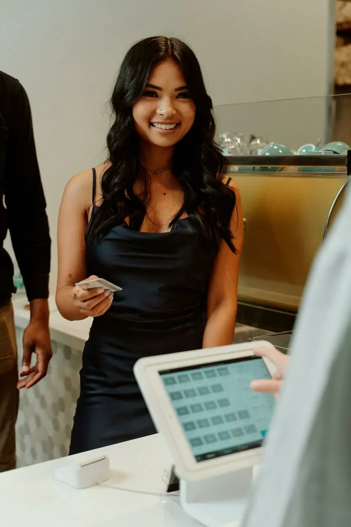 35 Red Flags Men Instantly Notice That Most Women Don’t Realize They’re Showing