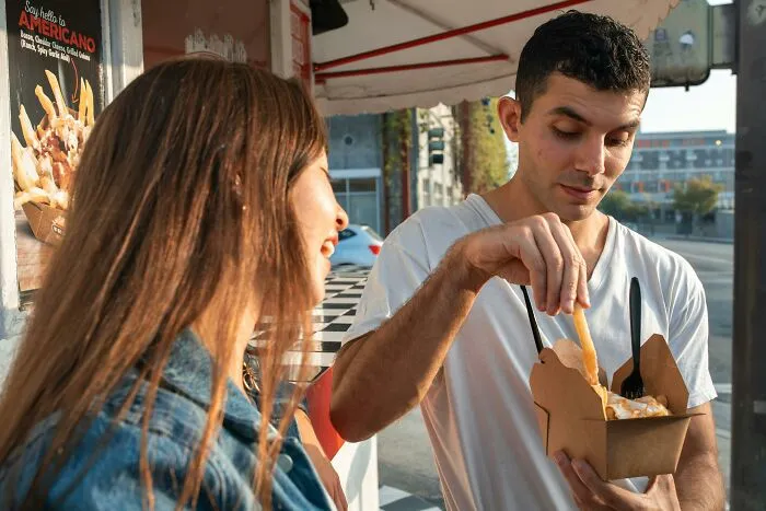 35 Small Gestures Of Kindness And Humility That Made People Instantly More Attractive