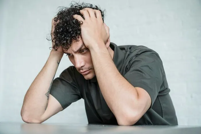 Netizen Wonders: "What Screams 'I Have Low Self Esteem'?" And Receives 28 Answers