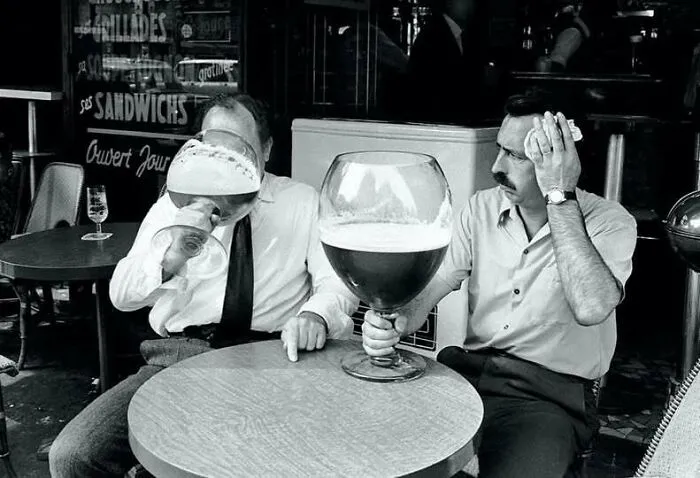 Bebiendo un vaso de cerveza belga (1971)