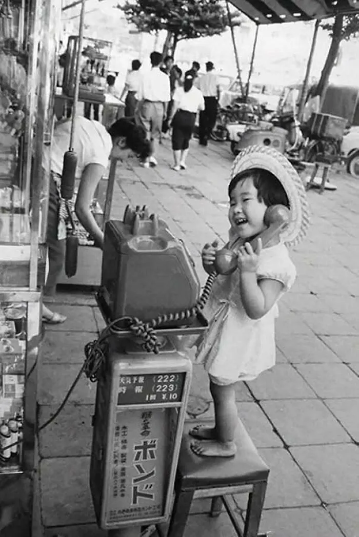 Cute Photo In Japan, 1958. 📸 Marc Riboud