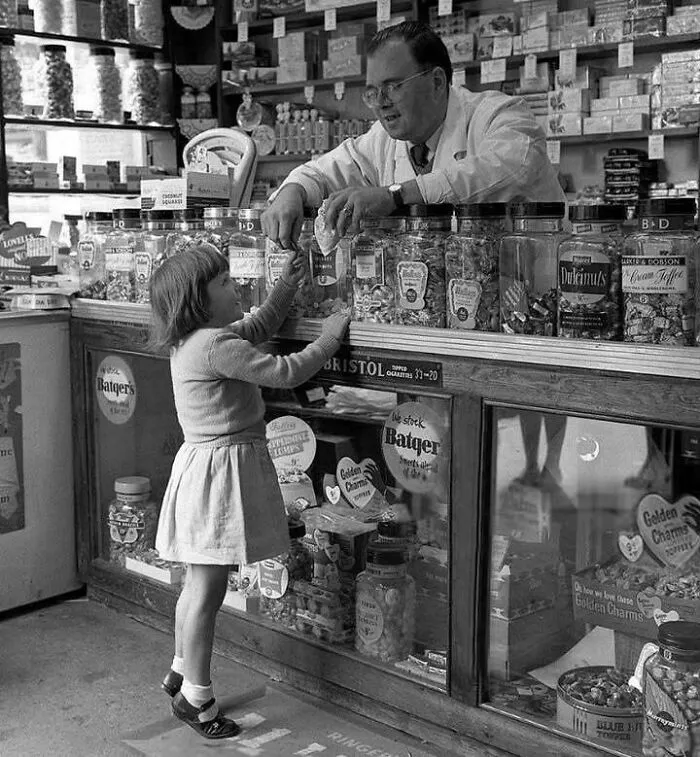 Comprando delicias azucaradas en la tienda de dulces (década de 1950)