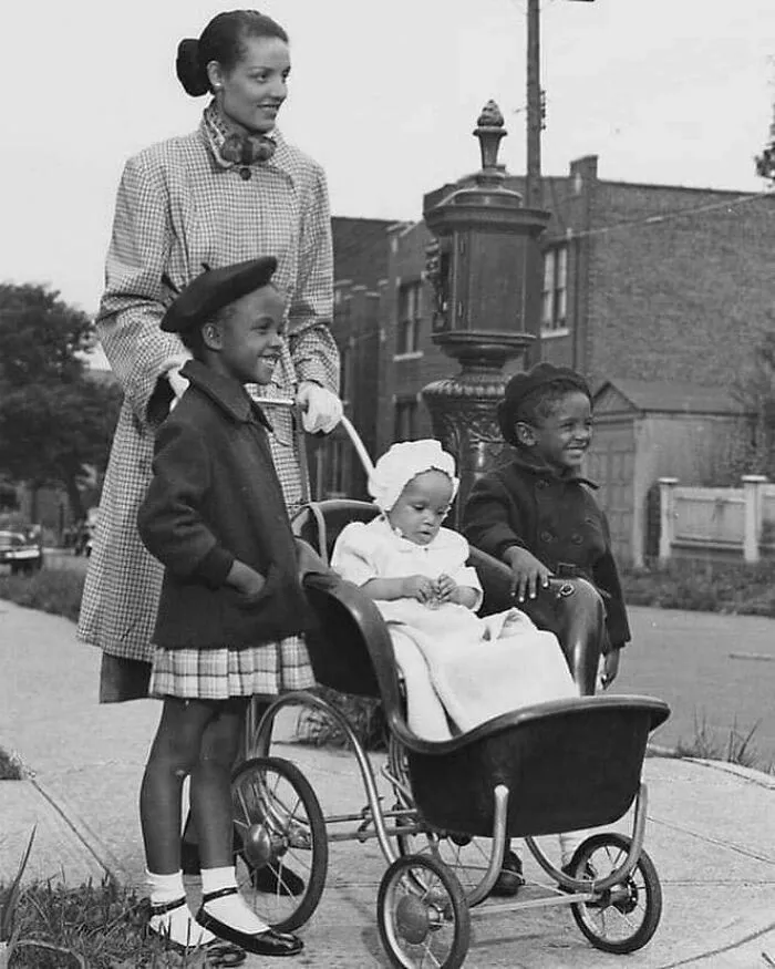 A Stylish Family Outing (1946)