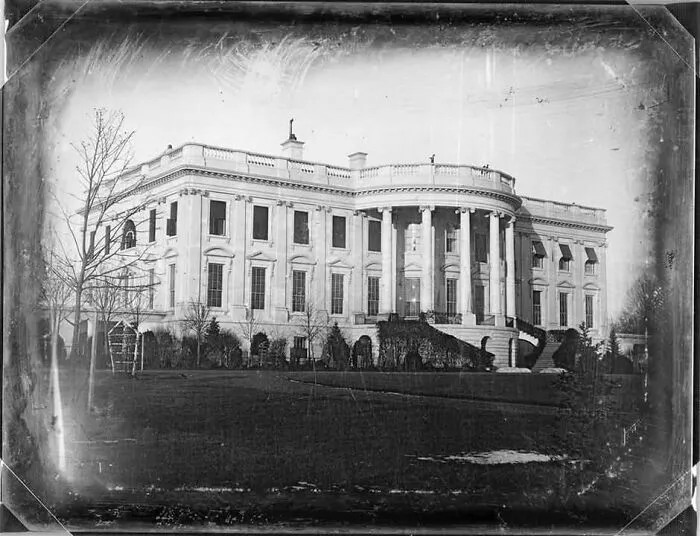 Foto histórica en blanco y negro de un edificio emblemático mostrando un lado distinto de la historia.