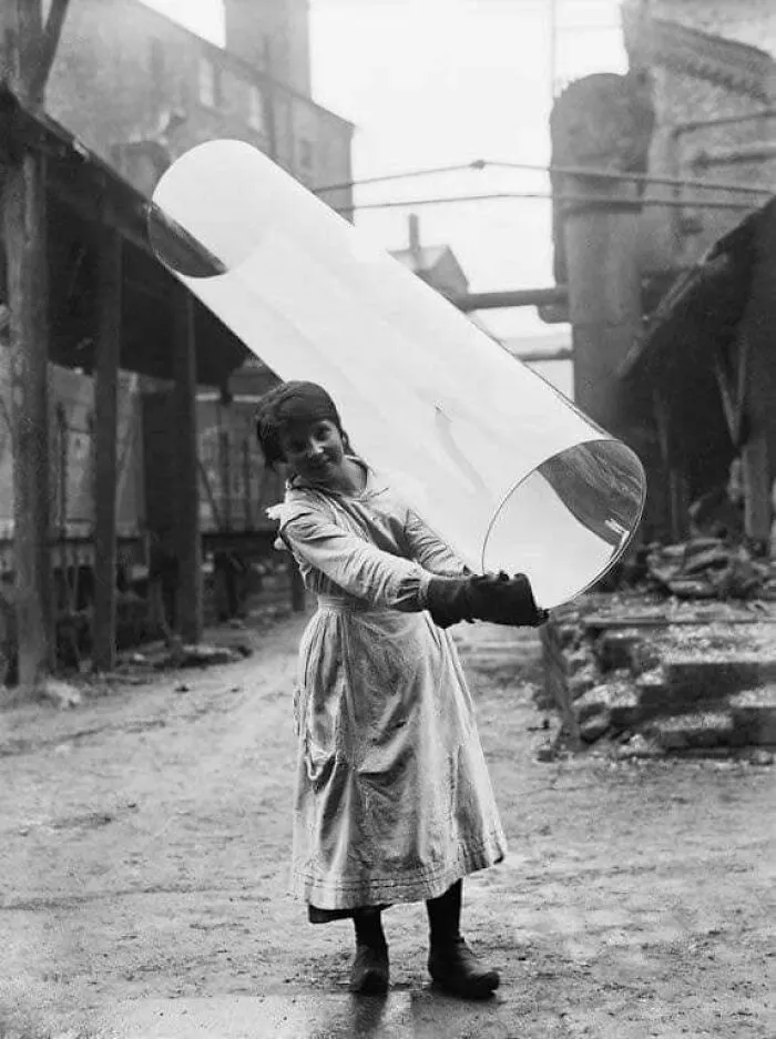 Vidriera portando un tubo de vidrio laminado en Pilkington Glass Ltd de St Helen's, Lancashire (1918)