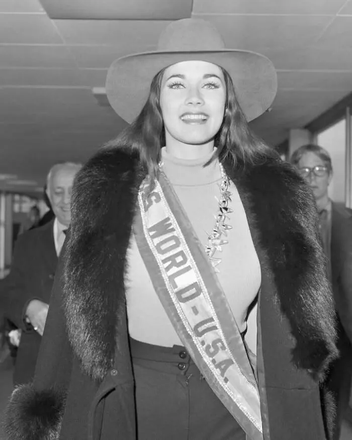 Lynda Carter llega al aeropuerto de Londres para el concurso de Miss Mundo en el Royal Albert Hall (1972)