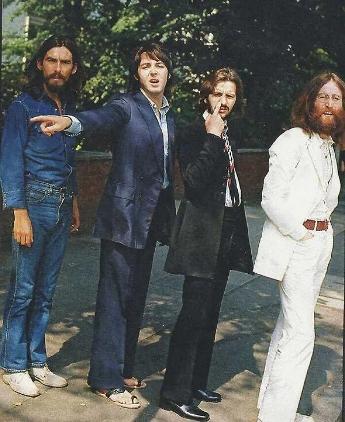 Los Beatles esperando para cruzar Abbey Road, 1969. Foto de Iain Macmillan