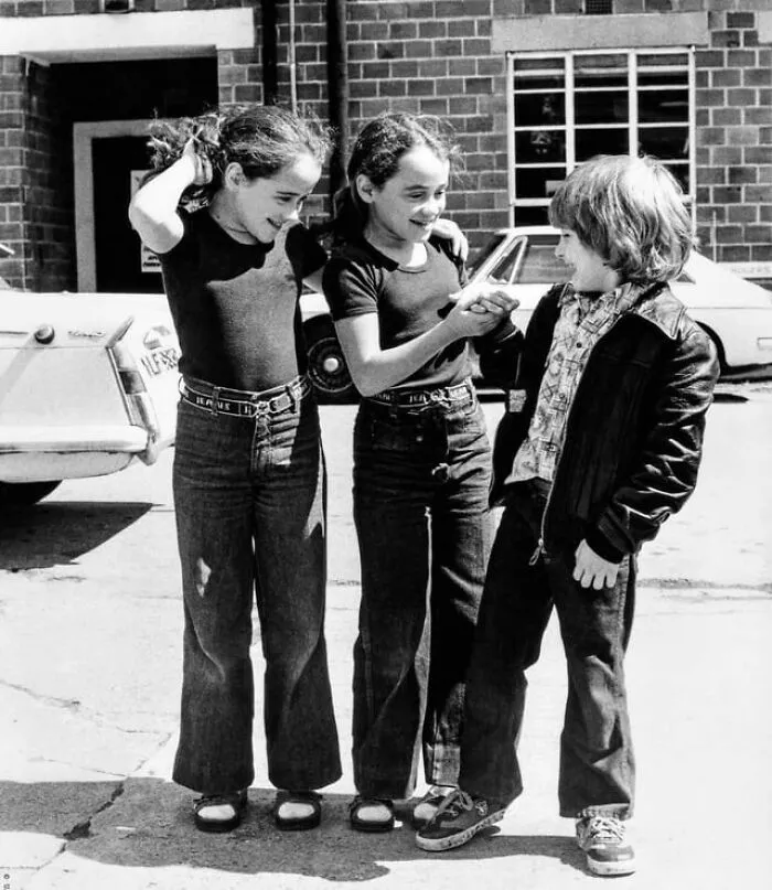 Los jóvenes actores Danny Lloyd, Lisa y Louise Burns entre tomas de "El Resplandor" en los estudios Elstree, 1978.