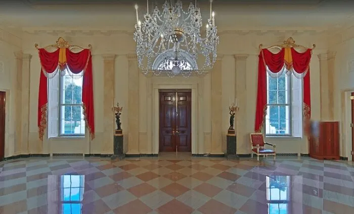 La puerta principal de la Casa Blanca desde dentro