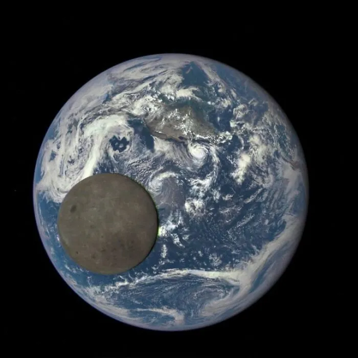 Una cámara de la NASA a un millón de millas de distancia tomó una foto de la Luna frente a la Tierra