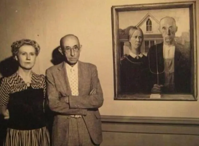 Los modelos junto al cuadro 'American Gothic'