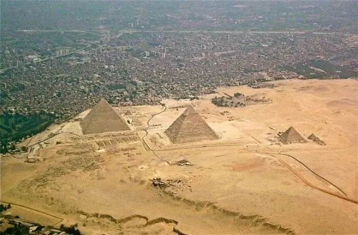 Las pirámides junto a la ciudad de Giza