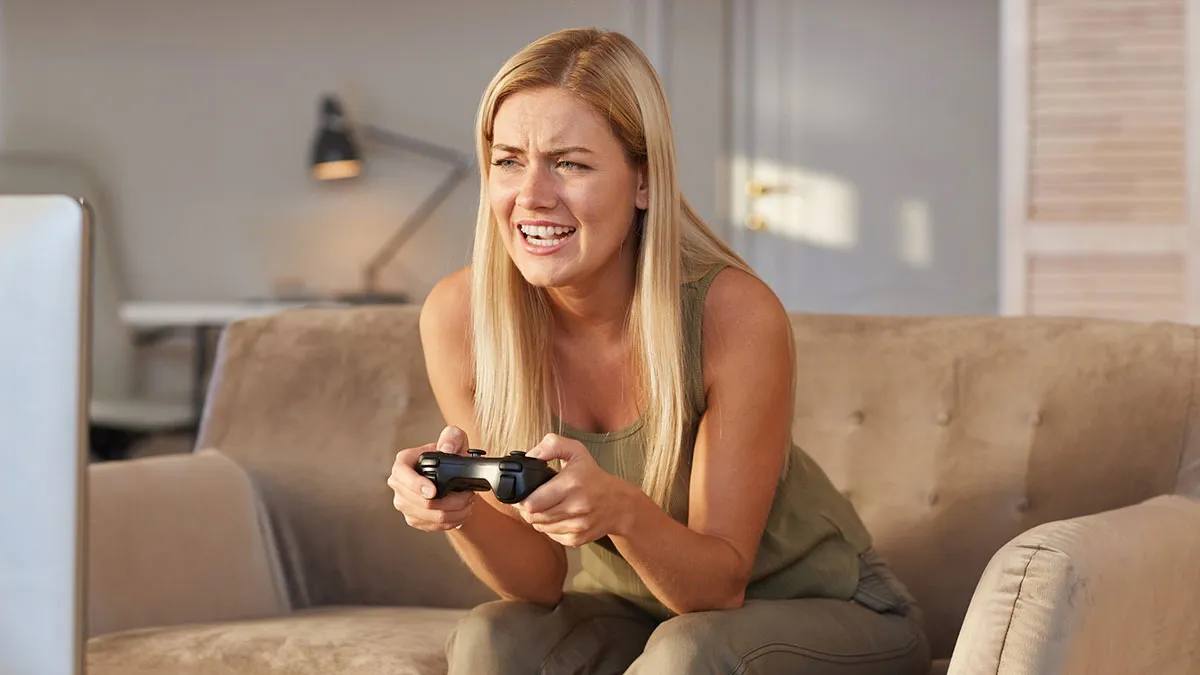  Exhausted Roommate Finally Snaps After Gamer Keeps Screaming At The TV Until Sunrise, Gets Revenge