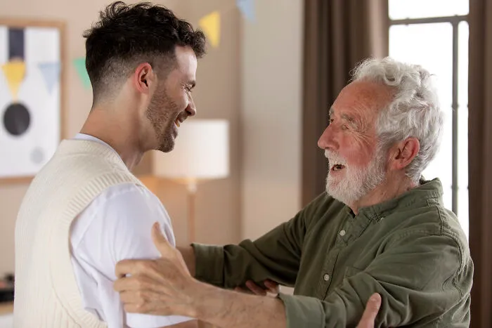 35 Small Gestures Of Kindness And Humility That Made People Instantly More Attractive