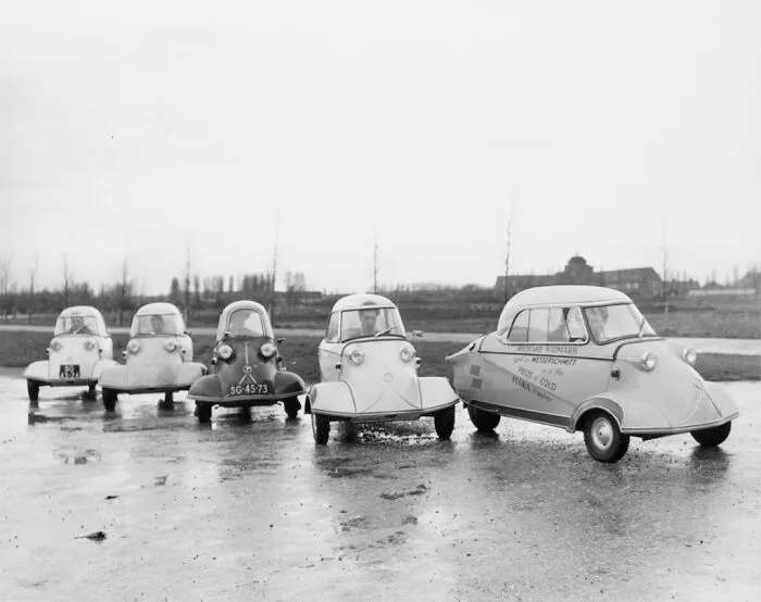 Messerschmitt Kabinenroller Cars, With An Advertisement For The Film A Prize Of Gold Starring Richard Widmark, 1955