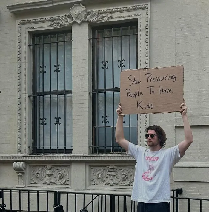 The “Dude With The Sign” Has Even More Things To Say And Here Are 50 Of The Newest Pics