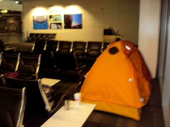 A mi amigo le cancelaron el vuelo. No le importó en absoluto.