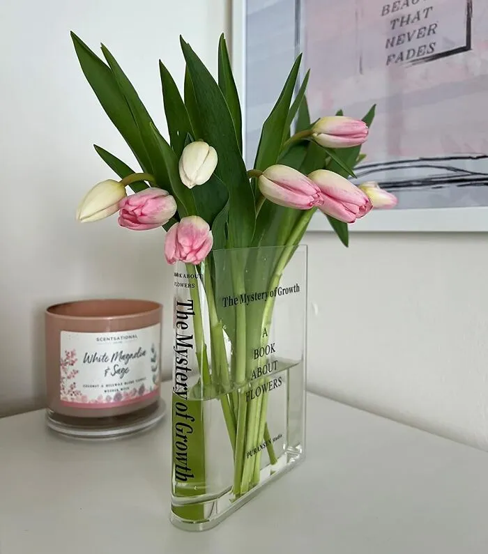 Finally, Your Bookshelf Can Host A Bouquet Of Fresh Flowers Without You Having To Worry About Water Damage Thanks To This <a Style="Display:inline;" Href="Https://Www.amazon.com/Puransen-Bookend-Vase-Flowers-Minimalist/Dp/B099pqb6tz?ie=utf8&th=1&linkcode=ll1&tag=bpfig-20&linkid=fc341435adda711a0832018261b6b809&language=en_us&ref_=as_li_ss_tl" Target="_blank">    <span Style="Font: Inherit; Color: #d74b1f;"> Clear Book Shaped Flower Vase</Span>