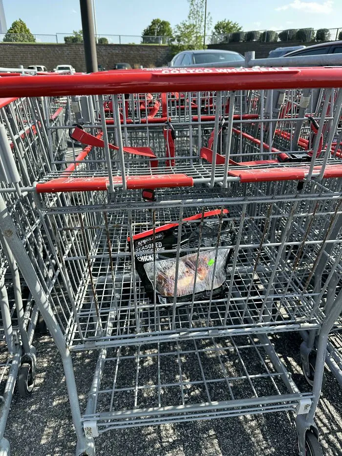 Alguien olvidó su pollo rostizado en su carrito en Costco