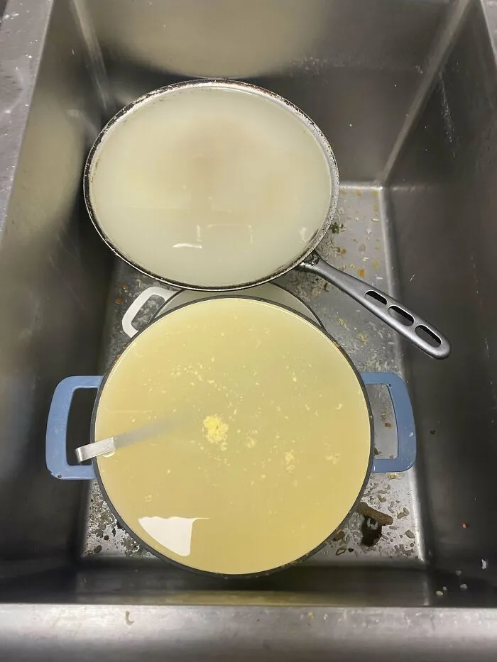 Mi compañero de trabajo (que también lava platos) me deja platos muy sucios toda la noche cuando yo nunca le hago eso