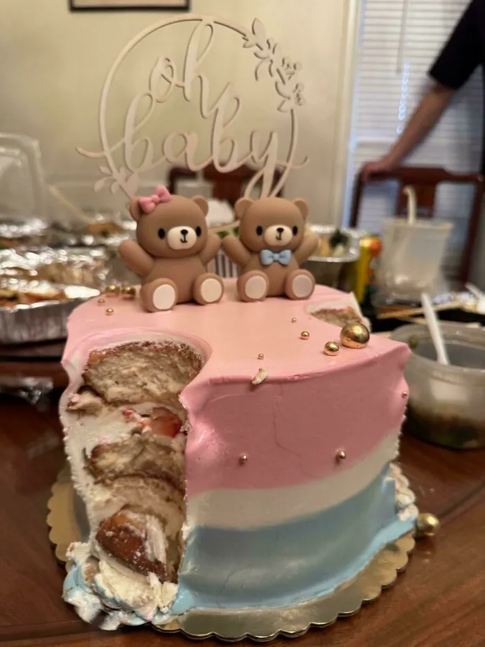Pastel de baby shower con decoración de ositos y gran porción faltante, ejemplo de personas que olvidaron algo importante.