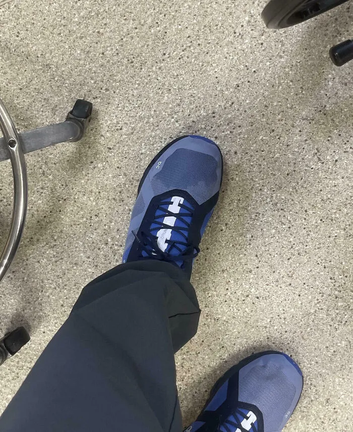 La bolsa del catéter de un paciente se filtró sobre mi zapato cuando fui a moverla. Mi calcetín está mojado, trabajo hasta las 5 p. m.