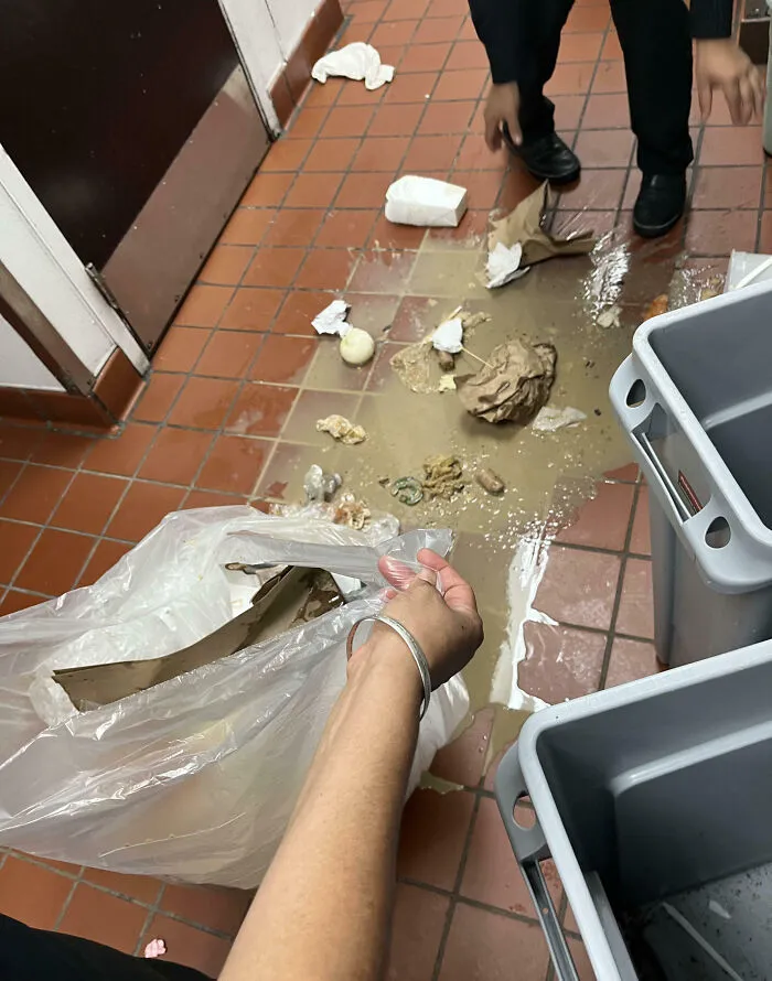 Salí por la puerta después del trabajo con la basura y la bolsa se rompió